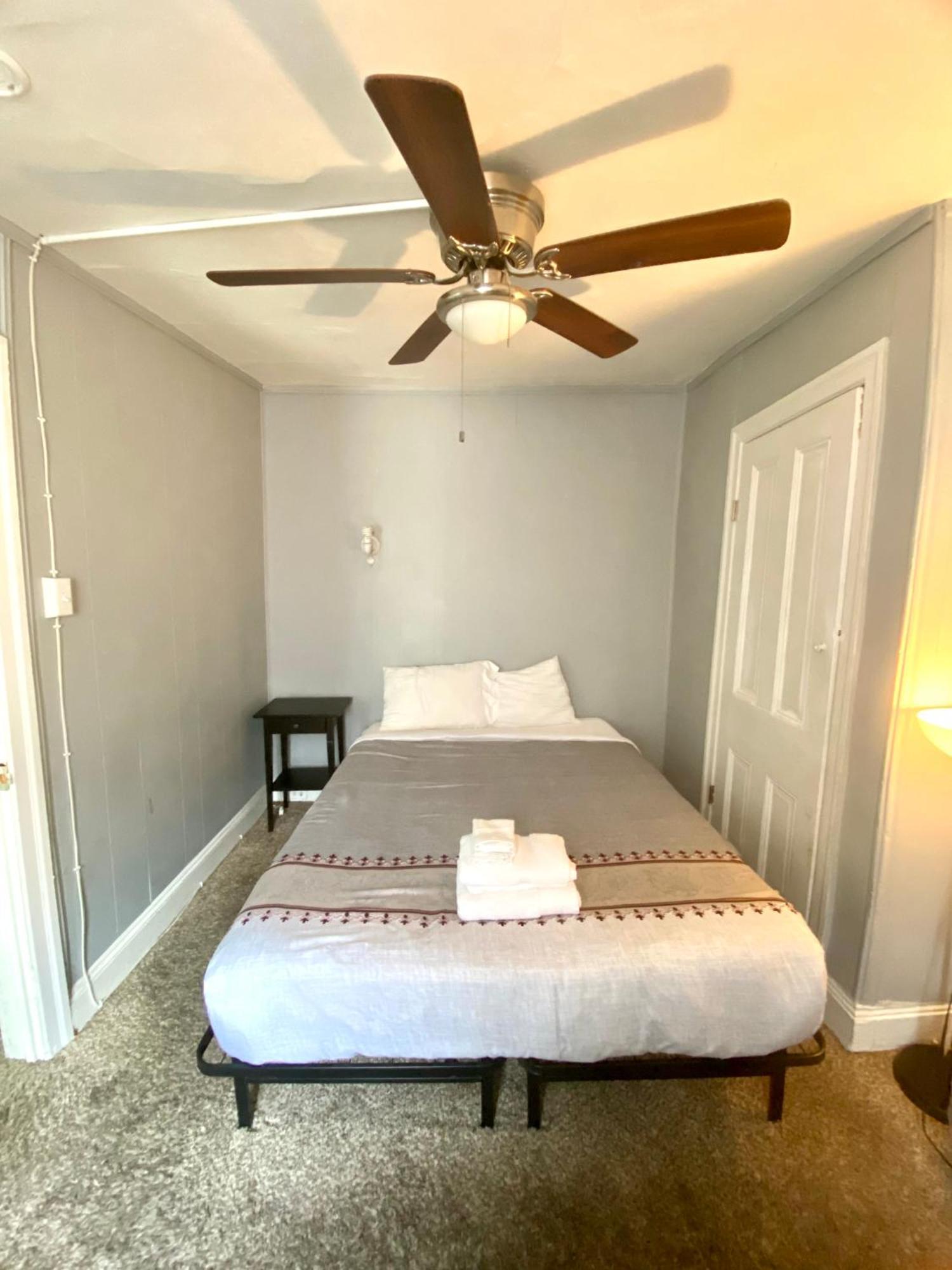 Clover 2900 - Apartment And Rooms With Private Bathroom Near Washington Ave South Philly 费城 外观 照片